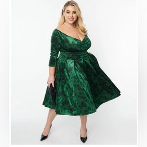 Unique Vintage Velvet Green Floral Marceline Dress - Size 18 (2X)